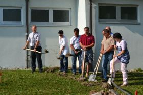 1. Spatenstich für die Erweiterung am Kindergarten Westernach um eine Kleinkindgruppe (v.l._ BM Joachim Schaaf, Birgit Theobold, Herr Deininger, Fa. Massivbau, Herr Frey, Erdarbeiten, Herr Rudolf Gemeinderat, Herr Obenland, Fa. Massivbau, Frau Kühn, Kindergartenleiterin)